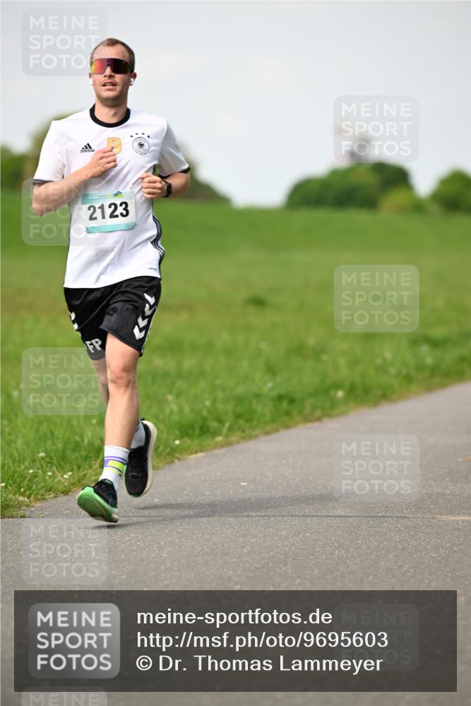 10.05.2026 - 8. Wedeler Halbmarathon Dr. Thomas Lammeyer http://msf.ph/oto/9695603 10.05.2026 11:21:43 Laufen 2123 meine-sportfotos.de
