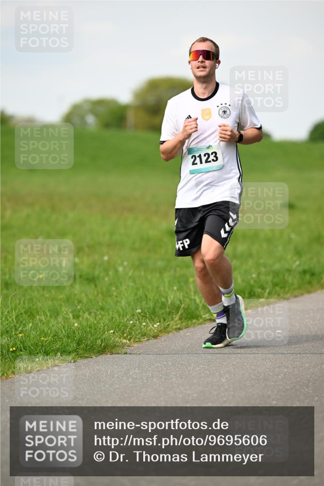 10.05.2026 - 8. Wedeler Halbmarathon Dr. Thomas Lammeyer http://msf.ph/oto/9695606 10.05.2026 11:21:42 Laufen 2123 meine-sportfotos.de