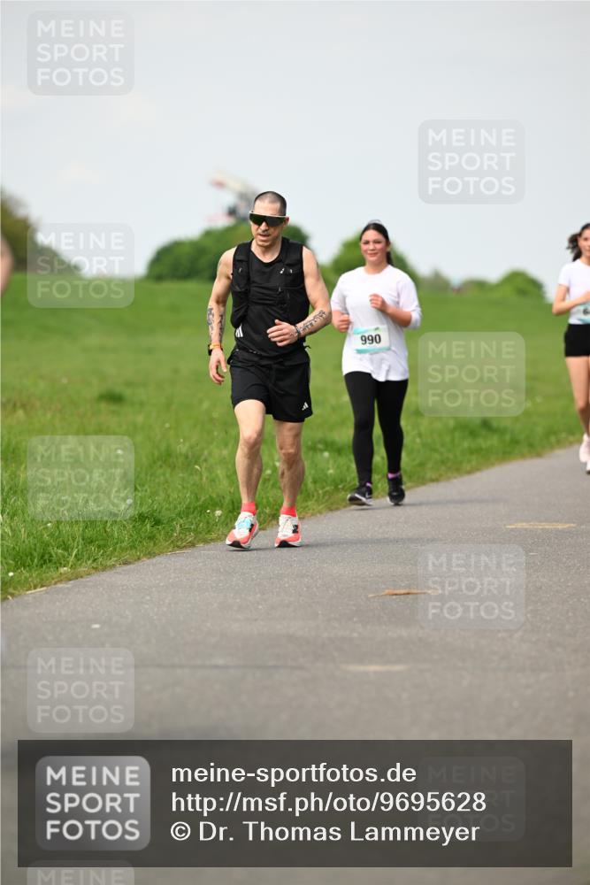 10.05.2026 - 8. Wedeler Halbmarathon Dr. Thomas Lammeyer http://msf.ph/oto/9695628 10.05.2026 11:21:45 Laufen 990 meine-sportfotos.de