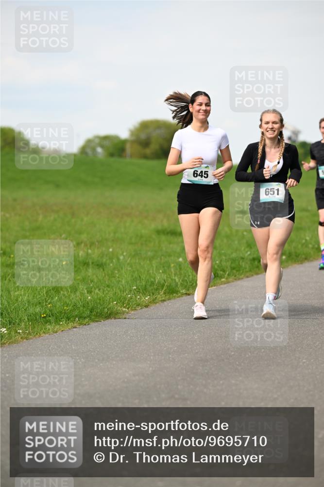 10.05.2026 - 8. Wedeler Halbmarathon Dr. Thomas Lammeyer http://msf.ph/oto/9695710 10.05.2026 11:21:52 Laufen 645, 651 meine-sportfotos.de
