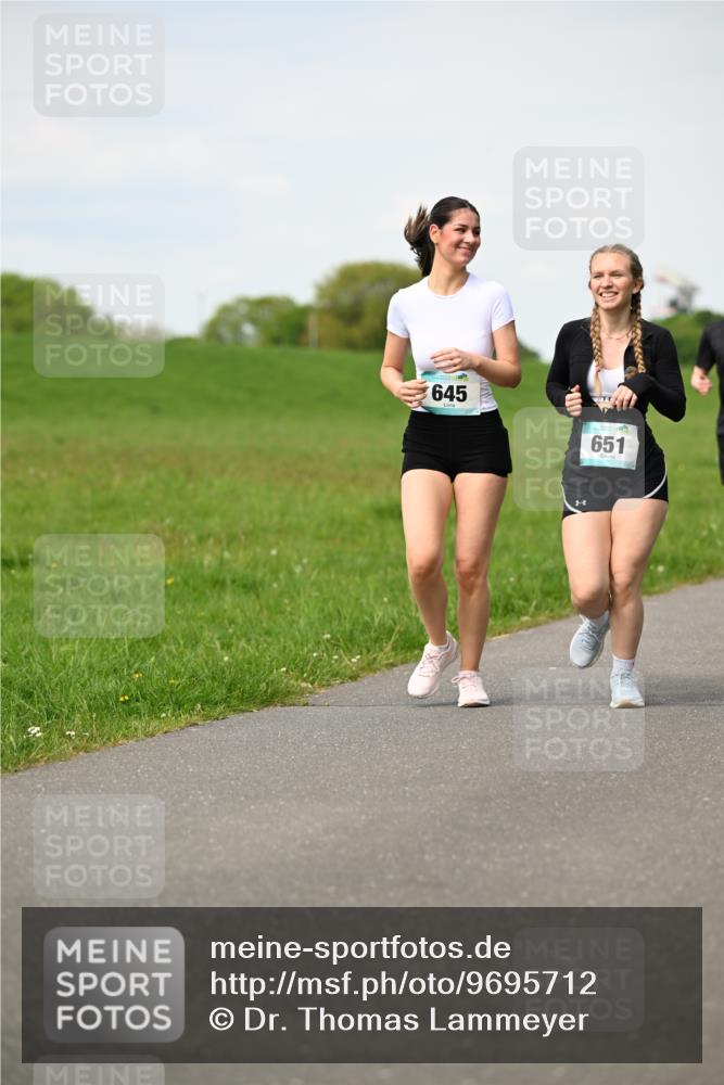10.05.2026 - 8. Wedeler Halbmarathon Dr. Thomas Lammeyer http://msf.ph/oto/9695712 10.05.2026 11:21:52 Laufen 645, 651 meine-sportfotos.de