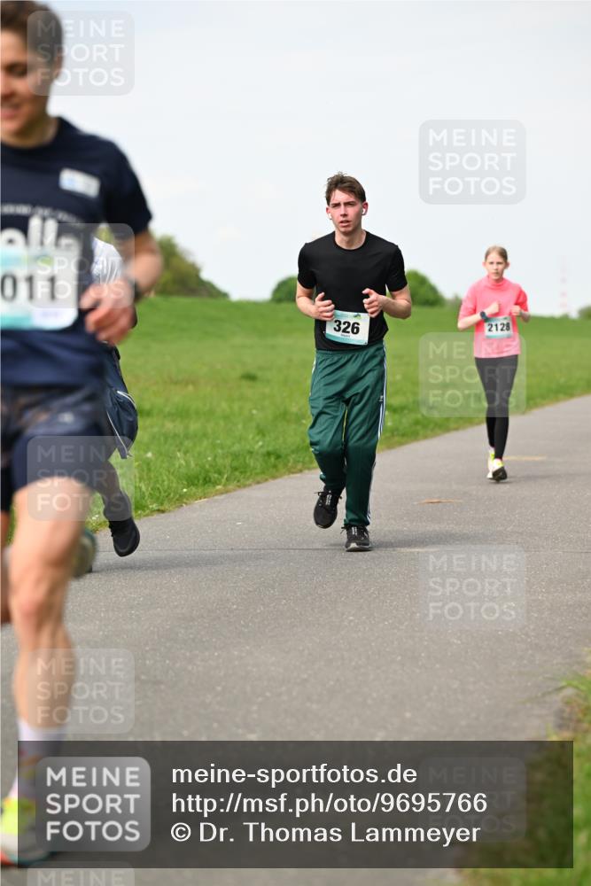 10.05.2026 - 8. Wedeler Halbmarathon Dr. Thomas Lammeyer http://msf.ph/oto/9695766 10.05.2026 11:21:57 Laufen 011, 326, 2123, 2128 meine-sportfotos.de