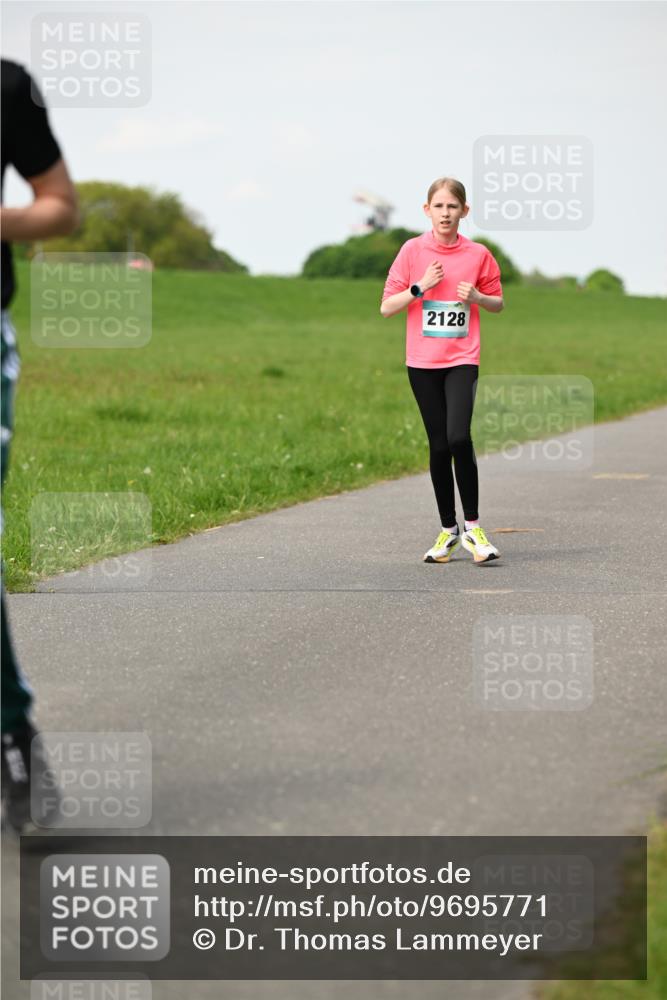 10.05.2026 - 8. Wedeler Halbmarathon Dr. Thomas Lammeyer http://msf.ph/oto/9695771 10.05.2026 11:21:59 Laufen 2128 meine-sportfotos.de