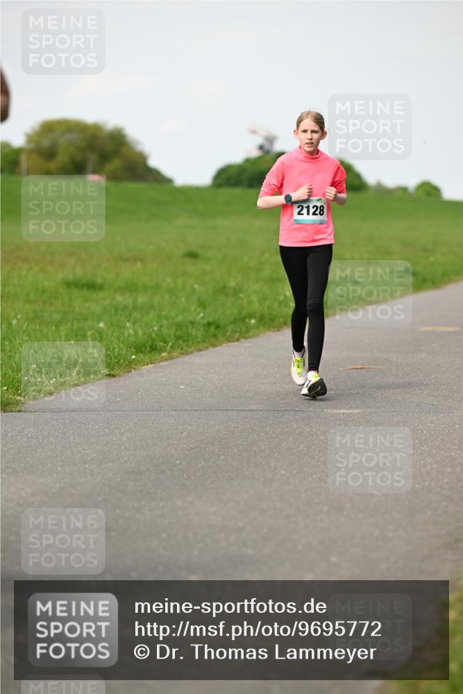 10.05.2026 - 8. Wedeler Halbmarathon Dr. Thomas Lammeyer http://msf.ph/oto/9695772 10.05.2026 11:21:59 Laufen 2128 meine-sportfotos.de