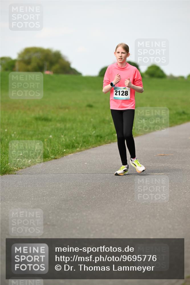 10.05.2026 - 8. Wedeler Halbmarathon Dr. Thomas Lammeyer http://msf.ph/oto/9695776 10.05.2026 11:22:00 Laufen 2128 meine-sportfotos.de