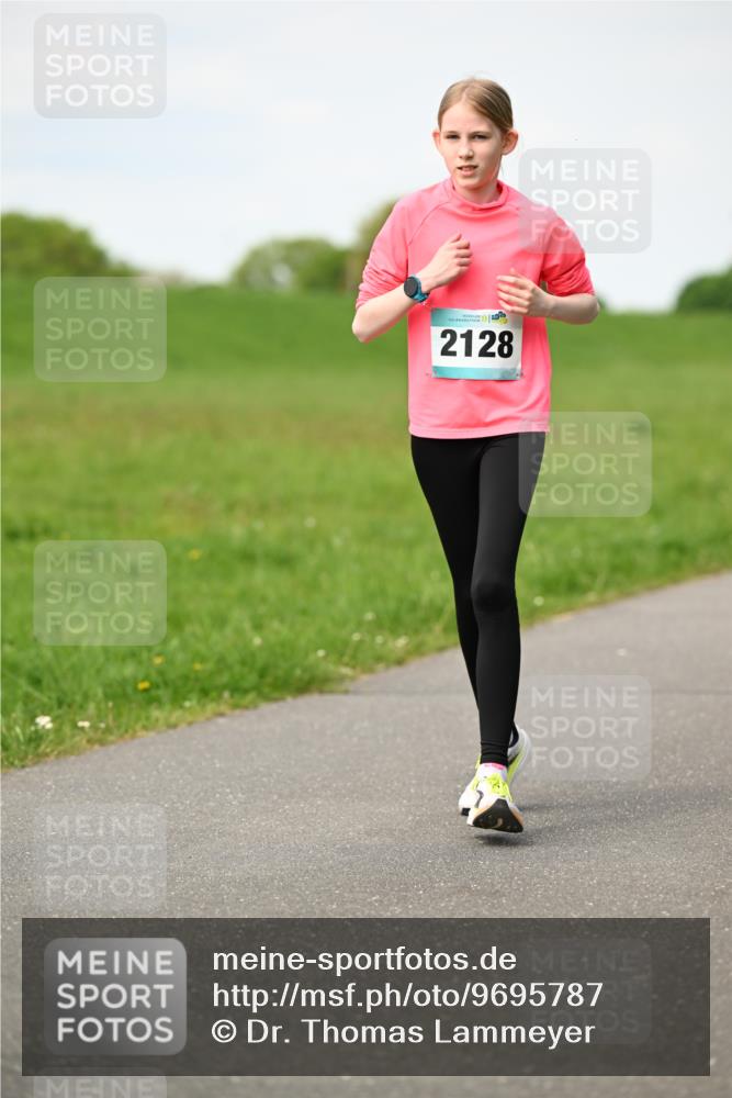 10.05.2026 - 8. Wedeler Halbmarathon Dr. Thomas Lammeyer http://msf.ph/oto/9695787 10.05.2026 11:22:01 Laufen 2128 meine-sportfotos.de