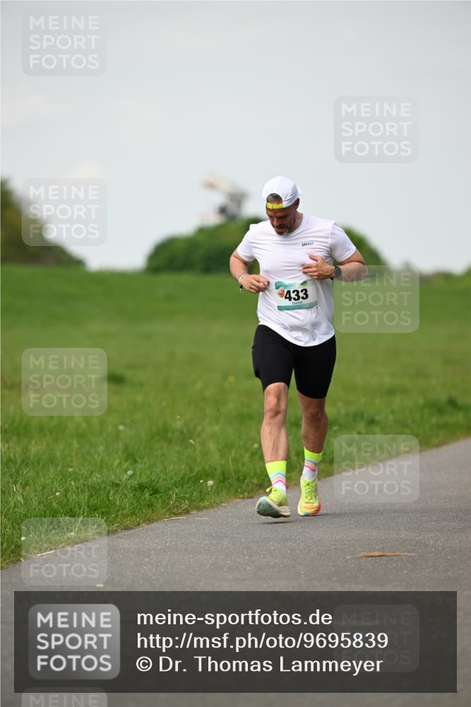 10.05.2026 - 8. Wedeler Halbmarathon Dr. Thomas Lammeyer http://msf.ph/oto/9695839 10.05.2026 11:22:14 Laufen 433 meine-sportfotos.de