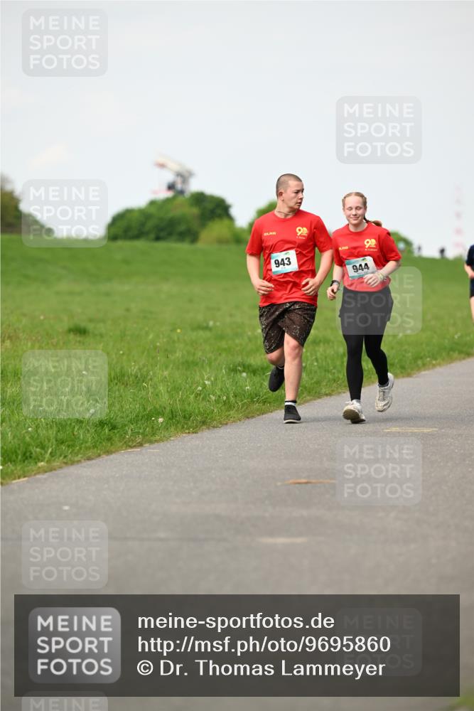 10.05.2026 - 8. Wedeler Halbmarathon Dr. Thomas Lammeyer http://msf.ph/oto/9695860 10.05.2026 11:22:17 Laufen 943, 944 meine-sportfotos.de