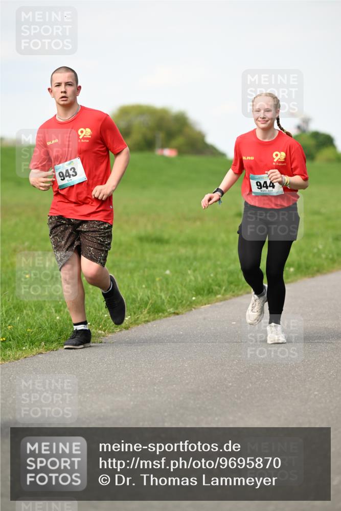10.05.2026 - 8. Wedeler Halbmarathon Dr. Thomas Lammeyer http://msf.ph/oto/9695870 10.05.2026 11:22:21 Laufen 943, 944 meine-sportfotos.de