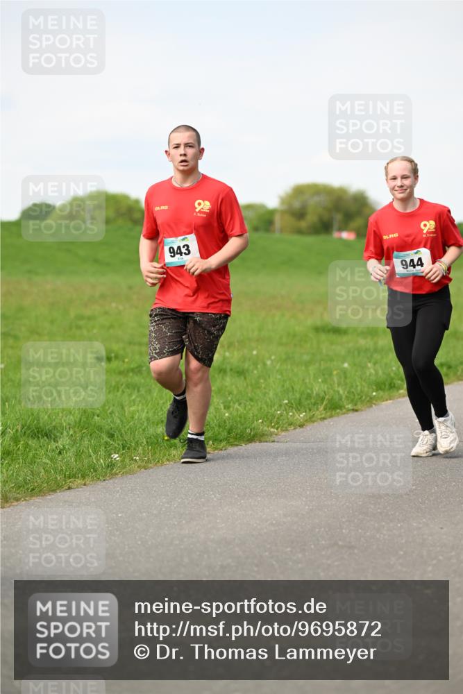 10.05.2026 - 8. Wedeler Halbmarathon Dr. Thomas Lammeyer http://msf.ph/oto/9695872 10.05.2026 11:22:22 Laufen 943, 944 meine-sportfotos.de