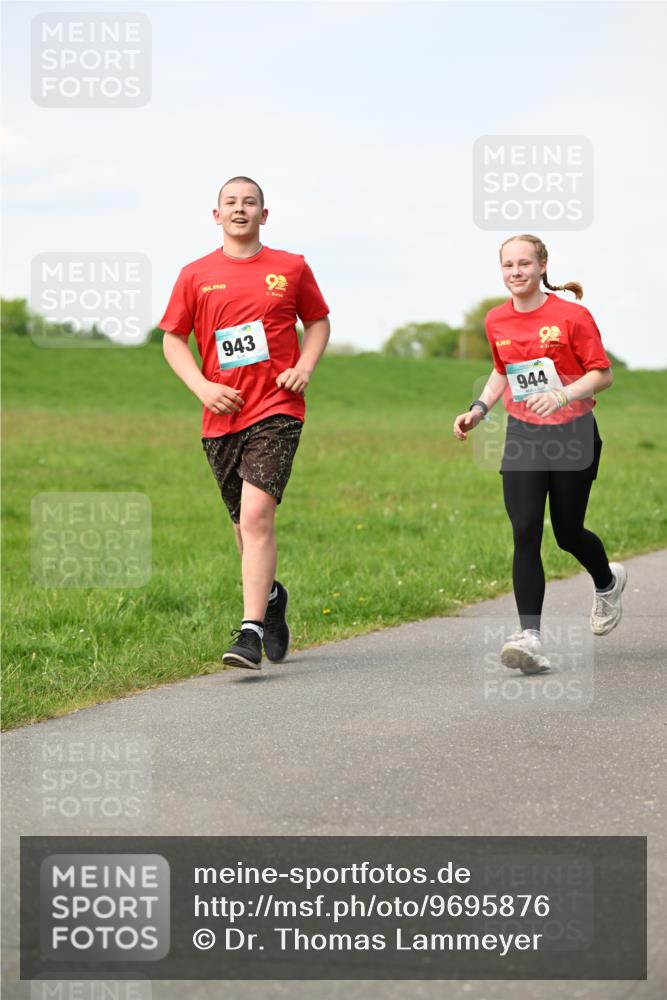 10.05.2026 - 8. Wedeler Halbmarathon Dr. Thomas Lammeyer http://msf.ph/oto/9695876 10.05.2026 11:22:22 Laufen 943, 944 meine-sportfotos.de