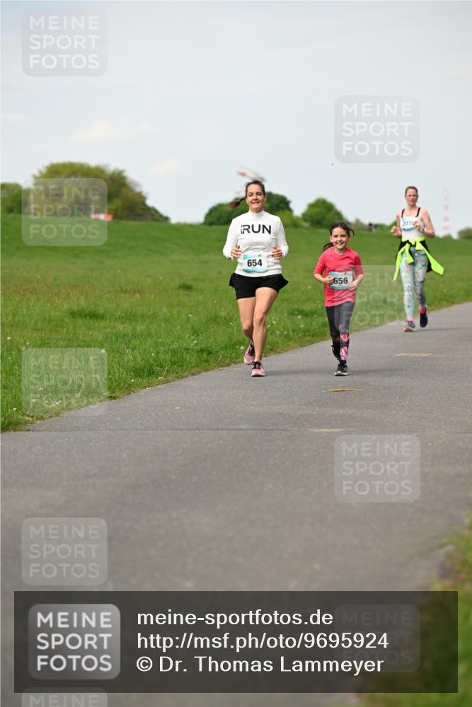 10.05.2026 - 8. Wedeler Halbmarathon Dr. Thomas Lammeyer http://msf.ph/oto/9695924 10.05.2026 11:22:32 Laufen 654, 656, 2070 meine-sportfotos.de