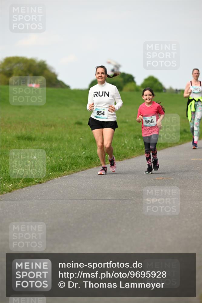 10.05.2026 - 8. Wedeler Halbmarathon Dr. Thomas Lammeyer http://msf.ph/oto/9695928 10.05.2026 11:22:33 Laufen 654, 656, 2070 meine-sportfotos.de
