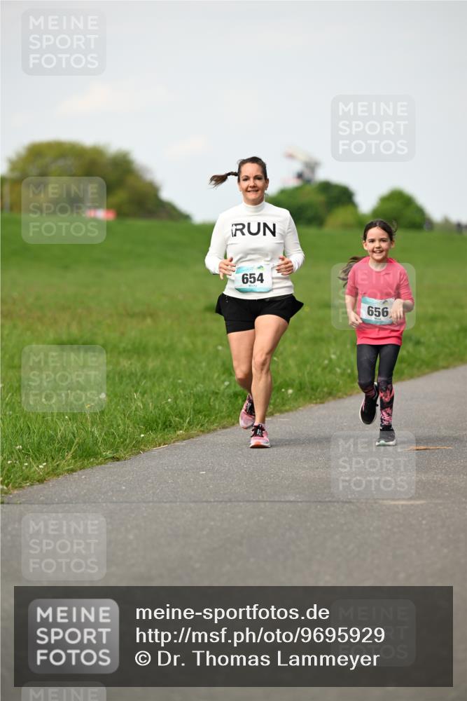 10.05.2026 - 8. Wedeler Halbmarathon Dr. Thomas Lammeyer http://msf.ph/oto/9695929 10.05.2026 11:22:33 Laufen 654, 656 meine-sportfotos.de