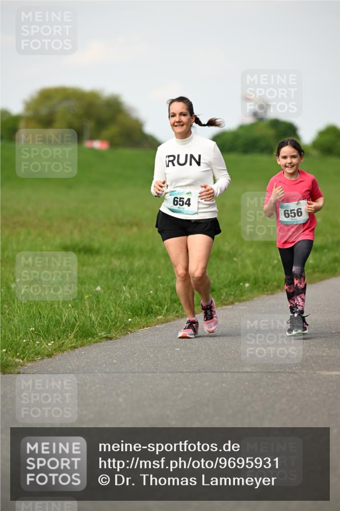 10.05.2026 - 8. Wedeler Halbmarathon Dr. Thomas Lammeyer http://msf.ph/oto/9695931 10.05.2026 11:22:33 Laufen 654, 656 meine-sportfotos.de