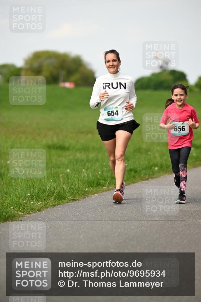 10.05.2026 - 8. Wedeler Halbmarathon Dr. Thomas Lammeyer http://msf.ph/oto/9695934 10.05.2026 11:22:33 Laufen 654, 656 meine-sportfotos.de