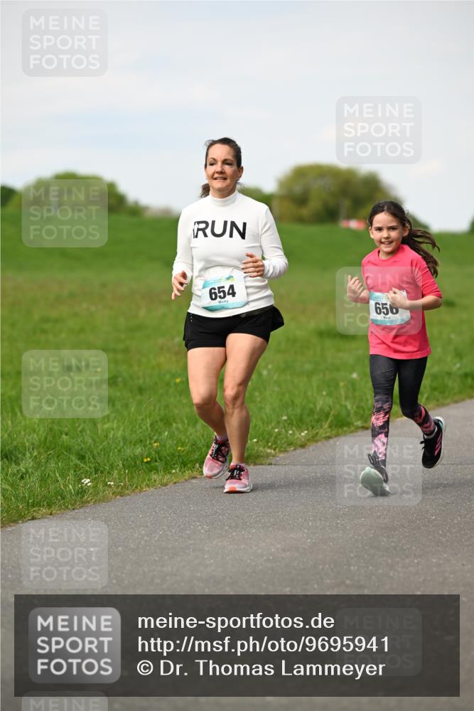 10.05.2026 - 8. Wedeler Halbmarathon Dr. Thomas Lammeyer http://msf.ph/oto/9695941 10.05.2026 11:22:35 Laufen 654, 656 meine-sportfotos.de