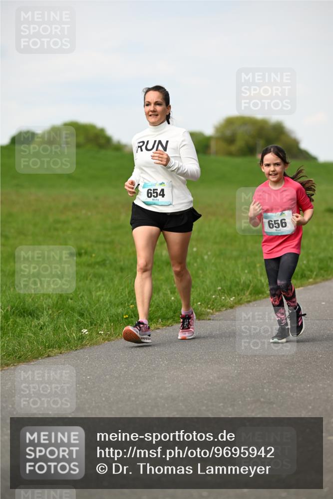 10.05.2026 - 8. Wedeler Halbmarathon Dr. Thomas Lammeyer http://msf.ph/oto/9695942 10.05.2026 11:22:35 Laufen 654, 656 meine-sportfotos.de
