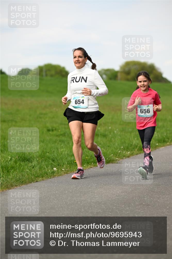 10.05.2026 - 8. Wedeler Halbmarathon Dr. Thomas Lammeyer http://msf.ph/oto/9695943 10.05.2026 11:22:35 Laufen 654, 656 meine-sportfotos.de