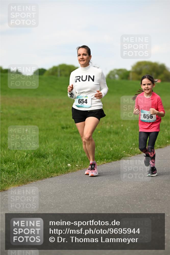 10.05.2026 - 8. Wedeler Halbmarathon Dr. Thomas Lammeyer http://msf.ph/oto/9695944 10.05.2026 11:22:35 Laufen 654, 656 meine-sportfotos.de
