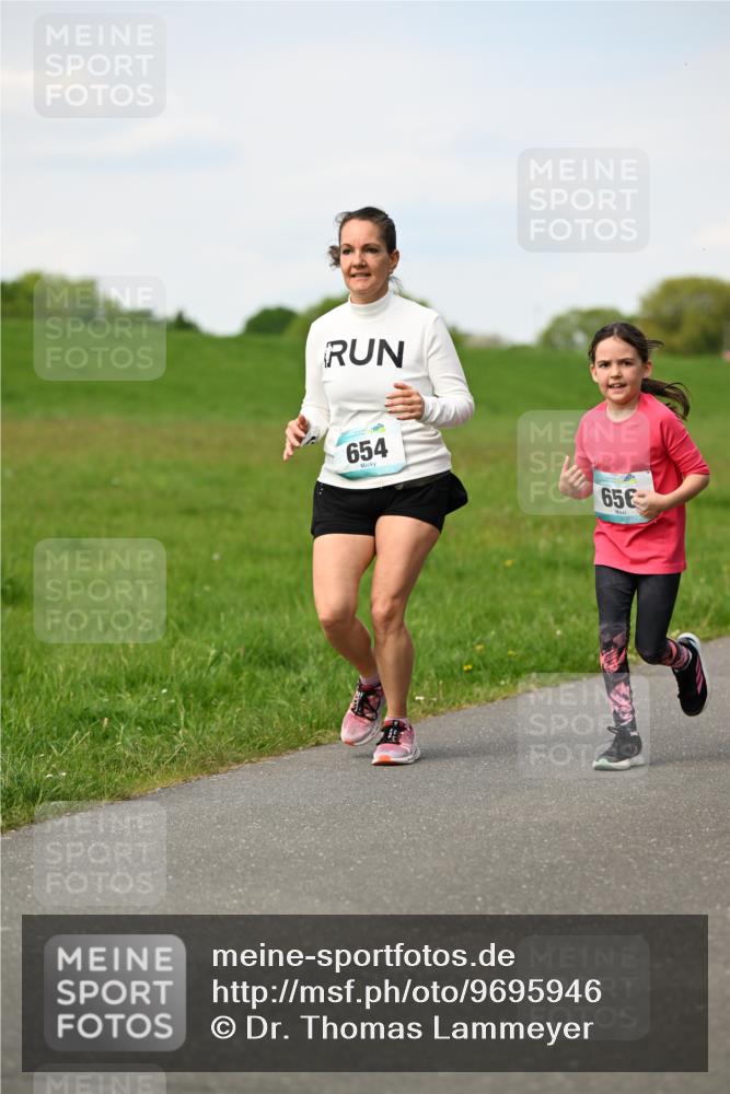 10.05.2026 - 8. Wedeler Halbmarathon Dr. Thomas Lammeyer http://msf.ph/oto/9695946 10.05.2026 11:22:36 Laufen 654, 656 meine-sportfotos.de