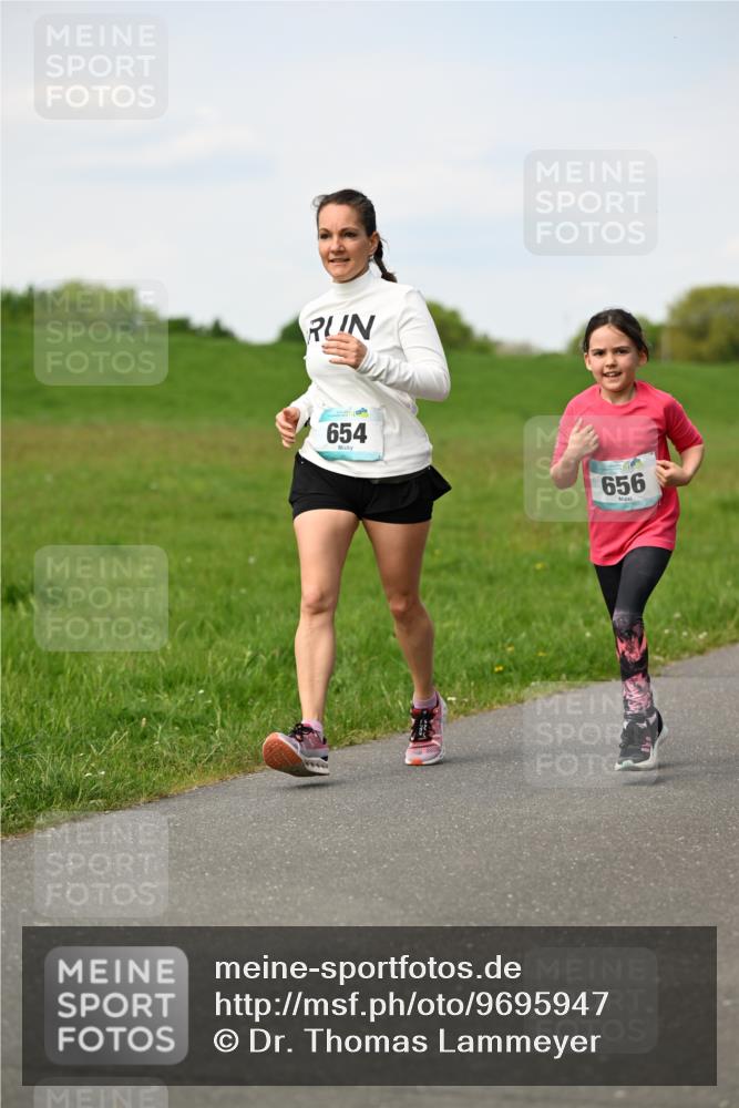 10.05.2026 - 8. Wedeler Halbmarathon Dr. Thomas Lammeyer http://msf.ph/oto/9695947 10.05.2026 11:22:36 Laufen 654, 656 meine-sportfotos.de