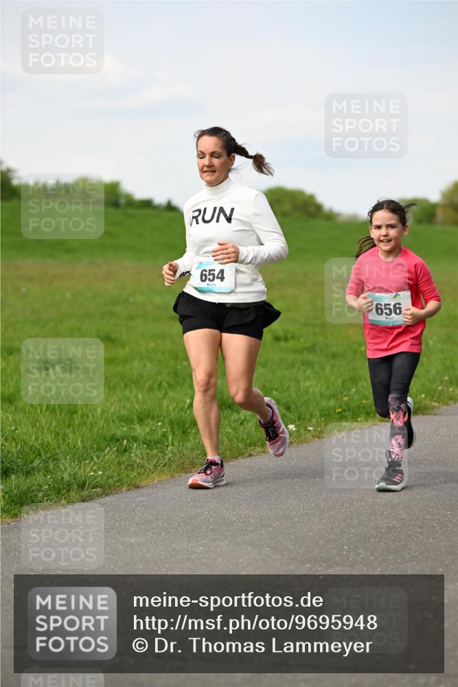 10.05.2026 - 8. Wedeler Halbmarathon Dr. Thomas Lammeyer http://msf.ph/oto/9695948 10.05.2026 11:22:36 Laufen 654, 656 meine-sportfotos.de