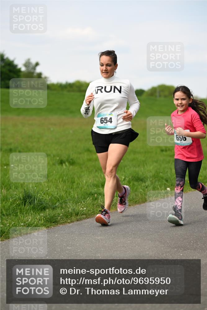 10.05.2026 - 8. Wedeler Halbmarathon Dr. Thomas Lammeyer http://msf.ph/oto/9695950 10.05.2026 11:22:36 Laufen 654, 656 meine-sportfotos.de