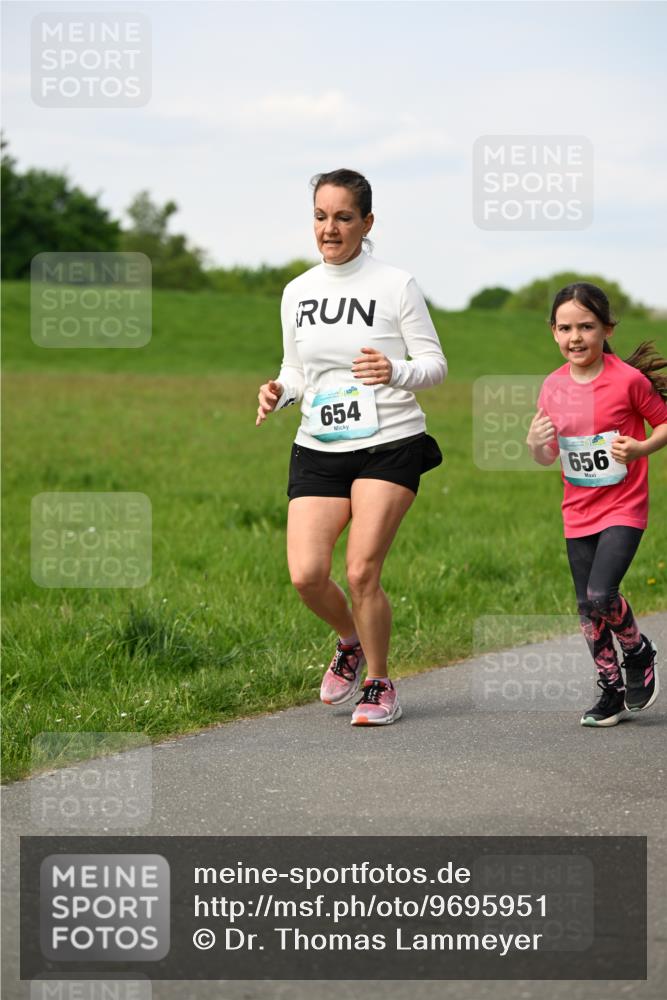 10.05.2026 - 8. Wedeler Halbmarathon Dr. Thomas Lammeyer http://msf.ph/oto/9695951 10.05.2026 11:22:36 Laufen 654, 656 meine-sportfotos.de
