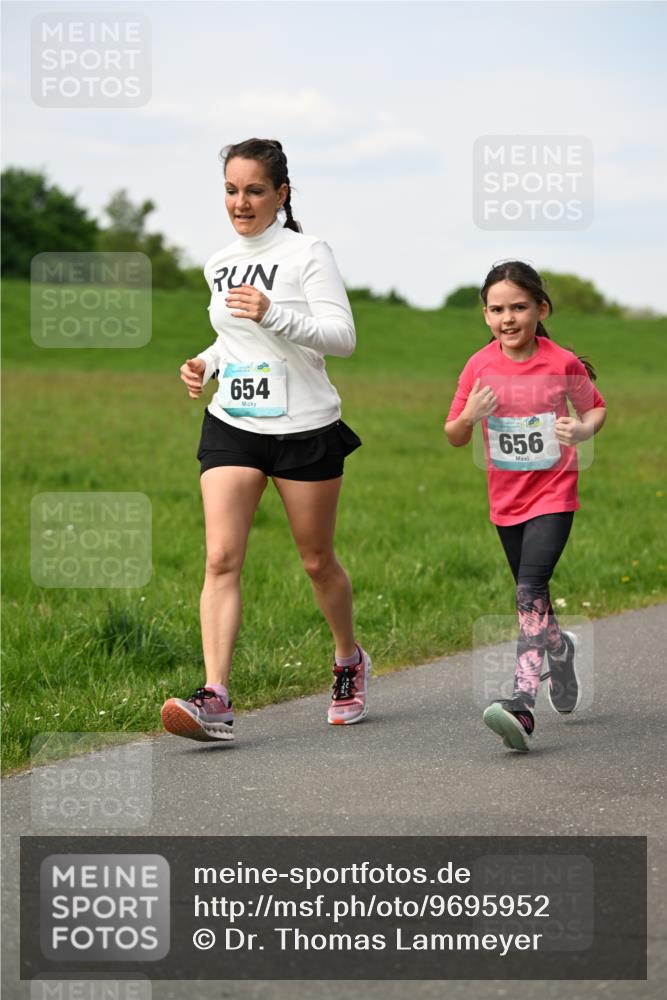10.05.2026 - 8. Wedeler Halbmarathon Dr. Thomas Lammeyer http://msf.ph/oto/9695952 10.05.2026 11:22:36 Laufen 654, 656 meine-sportfotos.de