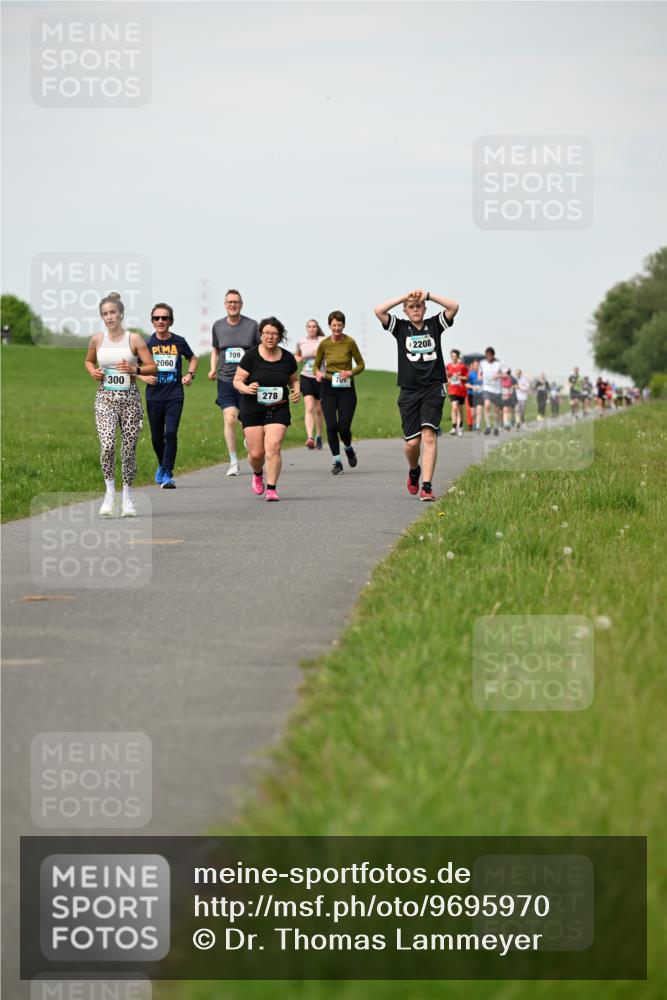 10.05.2026 - 8. Wedeler Halbmarathon Dr. Thomas Lammeyer http://msf.ph/oto/9695970 10.05.2026 11:22:43 Laufen 300, 2060, 709, 278, 701, 2208 meine-sportfotos.de