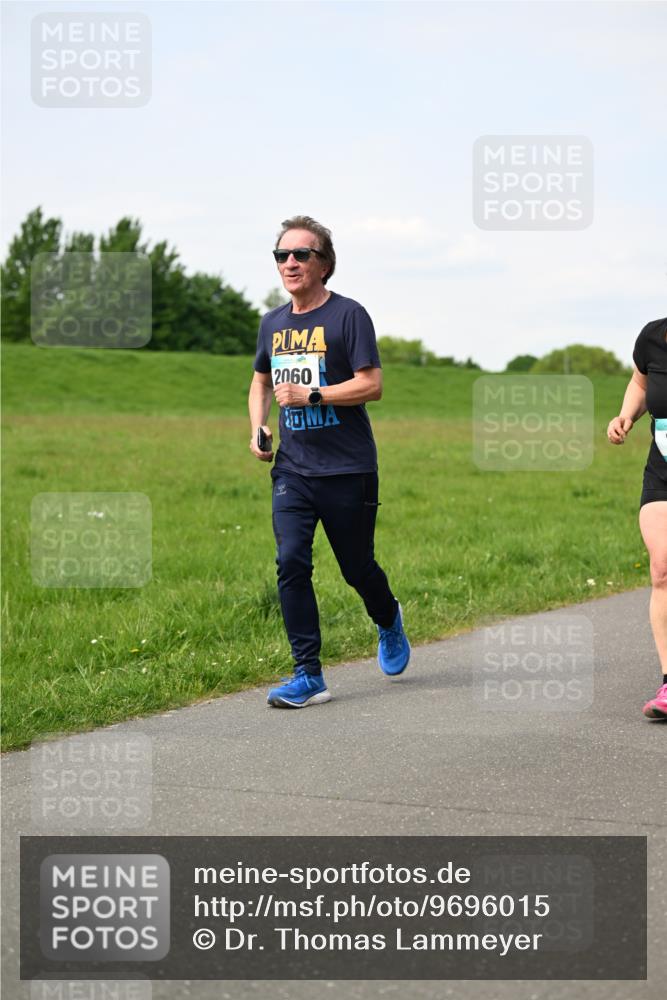 10.05.2026 - 8. Wedeler Halbmarathon Dr. Thomas Lammeyer http://msf.ph/oto/9696015 10.05.2026 11:22:54 Laufen 2060 meine-sportfotos.de