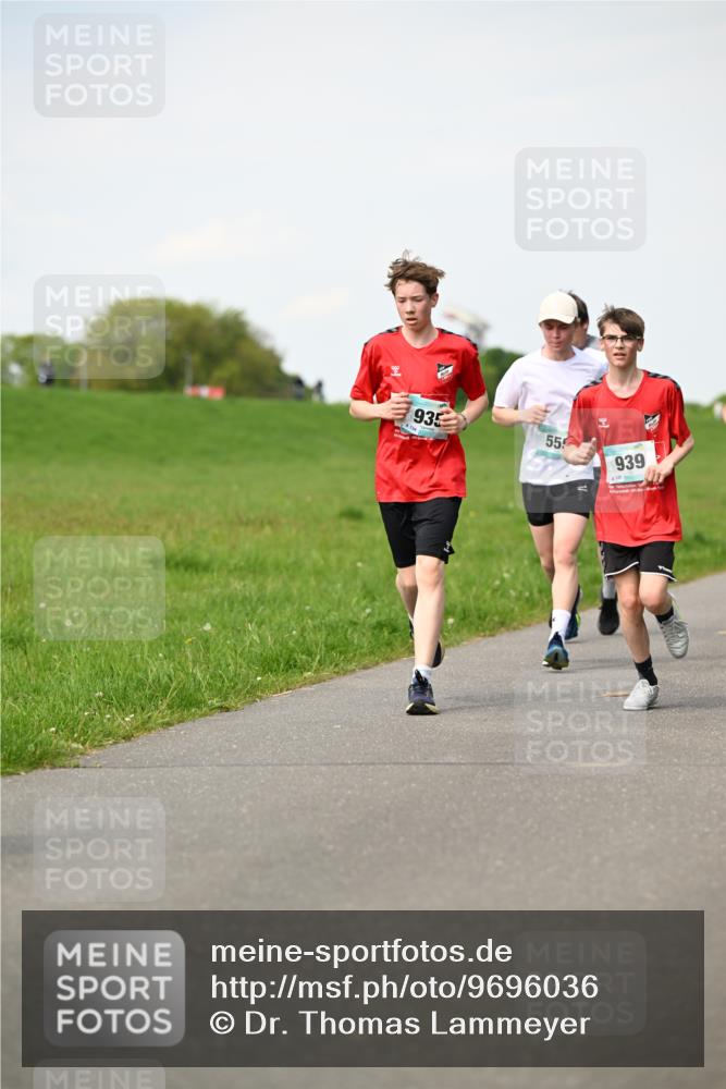 10.05.2026 - 8. Wedeler Halbmarathon Dr. Thomas Lammeyer http://msf.ph/oto/9696036 10.05.2026 11:23:00 Laufen 935, 555, 939 meine-sportfotos.de