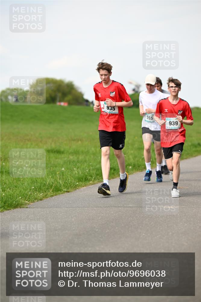 10.05.2026 - 8. Wedeler Halbmarathon Dr. Thomas Lammeyer http://msf.ph/oto/9696038 10.05.2026 11:23:01 Laufen 935, 555, 939 meine-sportfotos.de