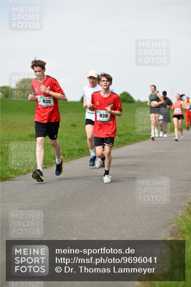 10.05.2026 - 8. Wedeler Halbmarathon Dr. Thomas Lammeyer http://msf.ph/oto/9696041 10.05.2026 11:23:01 Laufen 935, 126, 939 meine-sportfotos.de