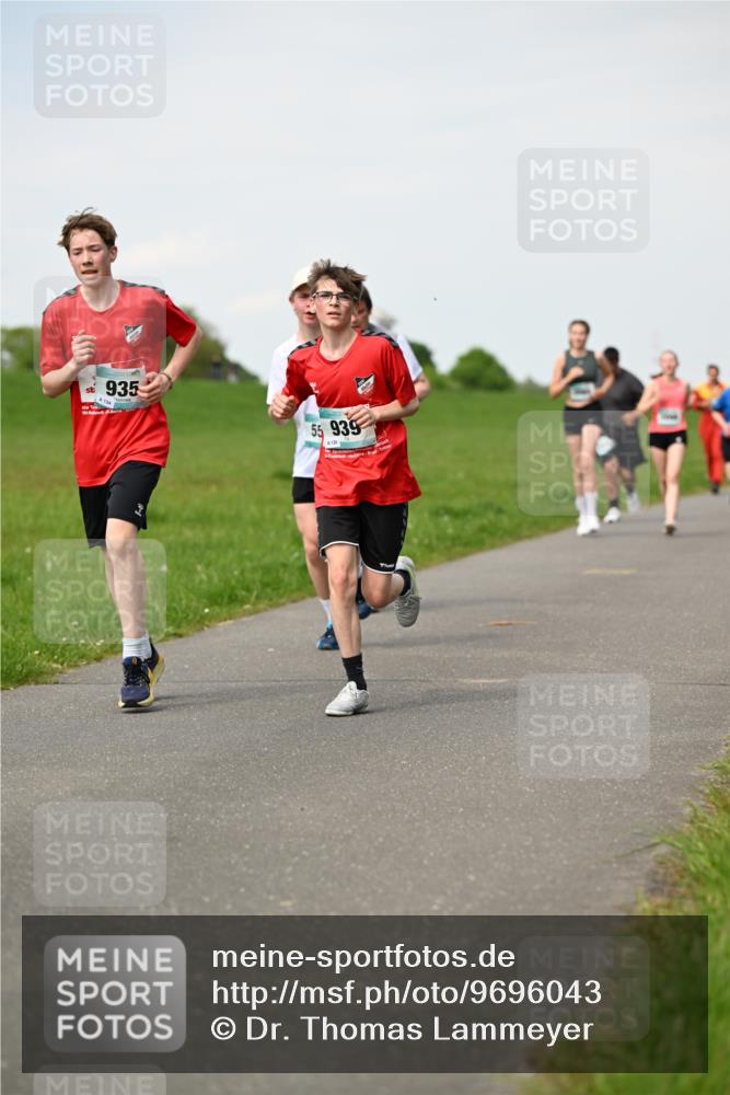 10.05.2026 - 8. Wedeler Halbmarathon Dr. Thomas Lammeyer http://msf.ph/oto/9696043 10.05.2026 11:23:02 Laufen 935, 939, 126 meine-sportfotos.de