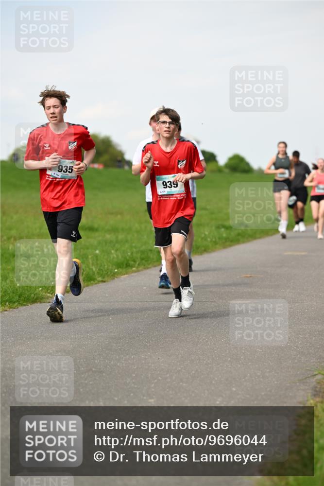 10.05.2026 - 8. Wedeler Halbmarathon Dr. Thomas Lammeyer http://msf.ph/oto/9696044 10.05.2026 11:23:02 Laufen 935, 4134, 939, 126 meine-sportfotos.de