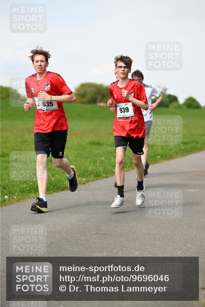 10.05.2026 - 8. Wedeler Halbmarathon Dr. Thomas Lammeyer http://msf.ph/oto/9696046 10.05.2026 11:23:02 Laufen 935, 4134, 939, 126 meine-sportfotos.de