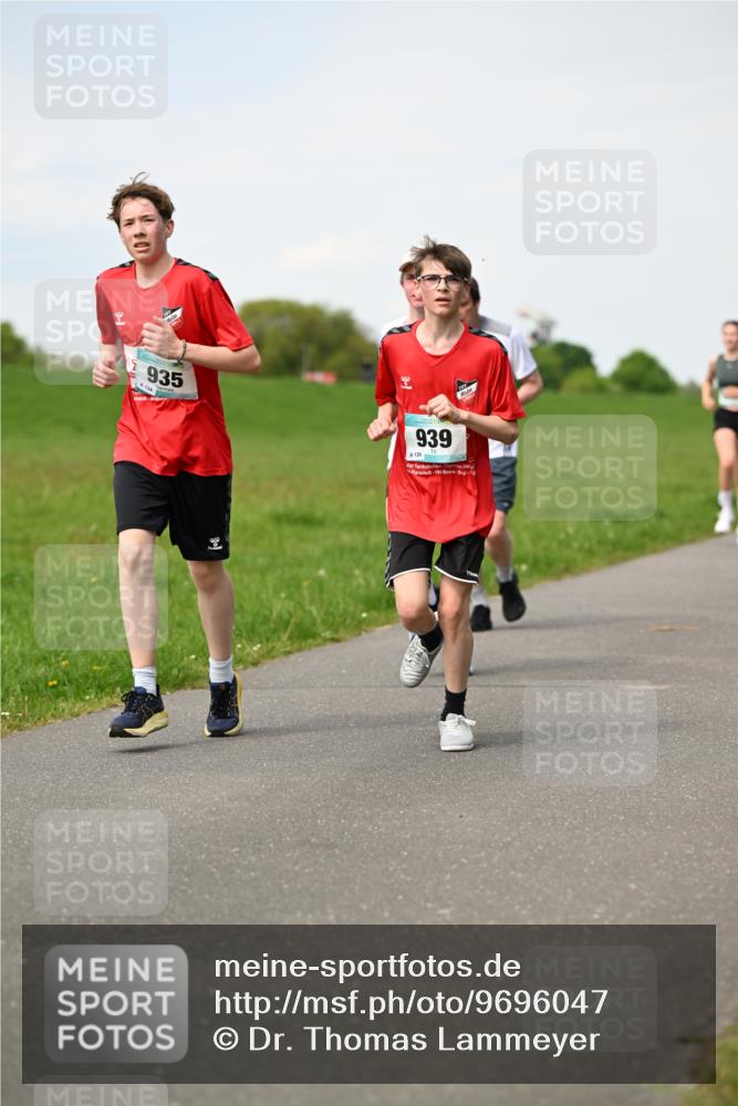 10.05.2026 - 8. Wedeler Halbmarathon Dr. Thomas Lammeyer http://msf.ph/oto/9696047 10.05.2026 11:23:02 Laufen 935, 939, 126 meine-sportfotos.de