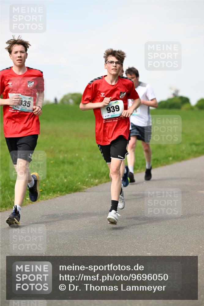10.05.2026 - 8. Wedeler Halbmarathon Dr. Thomas Lammeyer http://msf.ph/oto/9696050 10.05.2026 11:23:03 Laufen 935, 134, 939, 126 meine-sportfotos.de