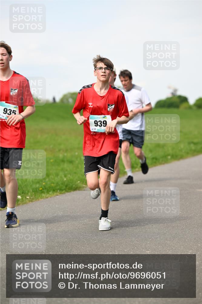 10.05.2026 - 8. Wedeler Halbmarathon Dr. Thomas Lammeyer http://msf.ph/oto/9696051 10.05.2026 11:23:03 Laufen 935, 134, 939, 126 meine-sportfotos.de
