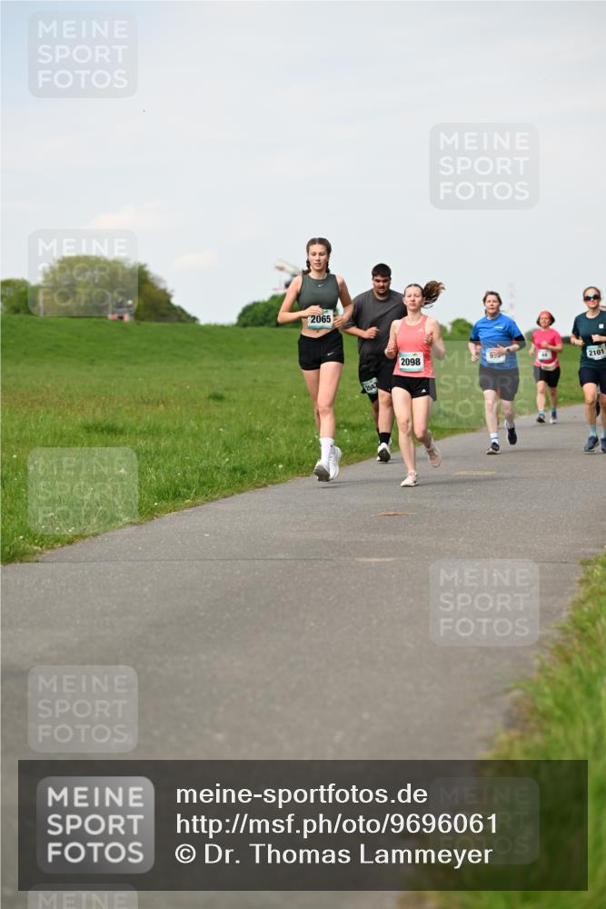 10.05.2026 - 8. Wedeler Halbmarathon Dr. Thomas Lammeyer http://msf.ph/oto/9696061 10.05.2026 11:23:05 Laufen 2065, 2047, 2098, 2101 meine-sportfotos.de