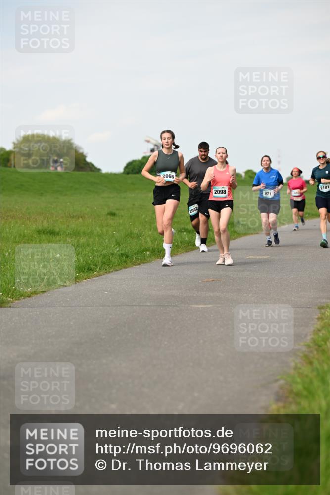 10.05.2026 - 8. Wedeler Halbmarathon Dr. Thomas Lammeyer http://msf.ph/oto/9696062 10.05.2026 11:23:05 Laufen 2065, 2042, 2098, 2101, 971 meine-sportfotos.de