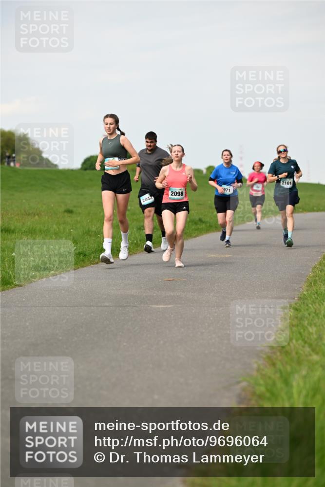 10.05.2026 - 8. Wedeler Halbmarathon Dr. Thomas Lammeyer http://msf.ph/oto/9696064 10.05.2026 11:23:05 Laufen 2042, 2098, 971, 2101 meine-sportfotos.de