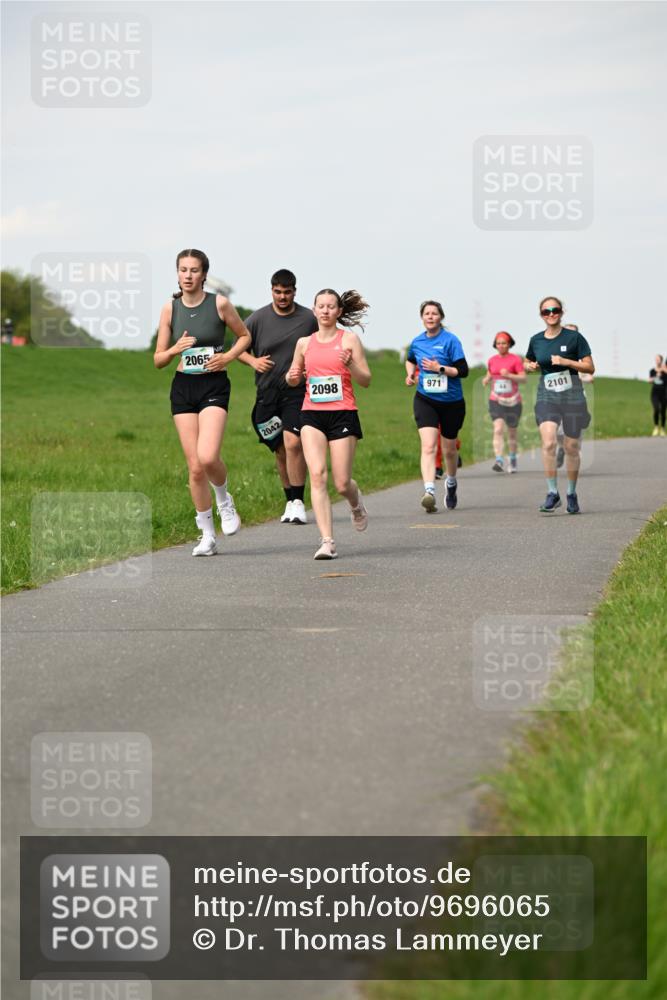 10.05.2026 - 8. Wedeler Halbmarathon Dr. Thomas Lammeyer http://msf.ph/oto/9696065 10.05.2026 11:23:06 Laufen 2065, 2098, 2042, 971, 2101 meine-sportfotos.de