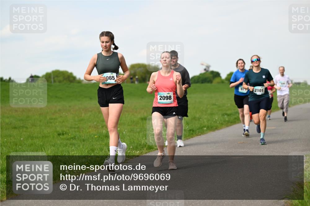 10.05.2026 - 8. Wedeler Halbmarathon Dr. Thomas Lammeyer http://msf.ph/oto/9696069 10.05.2026 11:23:08 Laufen 965, 2098, 971, 2101 meine-sportfotos.de