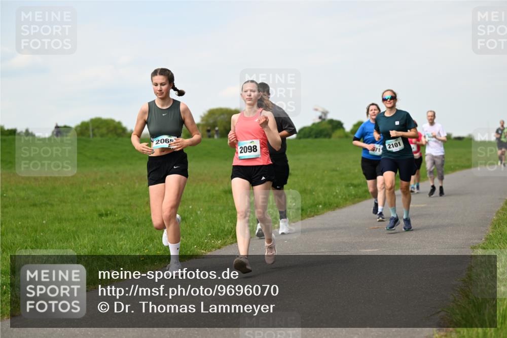 10.05.2026 - 8. Wedeler Halbmarathon Dr. Thomas Lammeyer http://msf.ph/oto/9696070 10.05.2026 11:23:09 Laufen 2065, 2098, 2101 meine-sportfotos.de