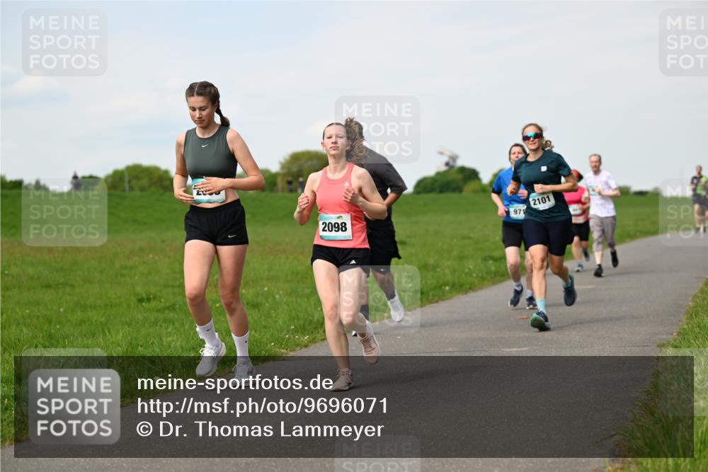10.05.2026 - 8. Wedeler Halbmarathon Dr. Thomas Lammeyer http://msf.ph/oto/9696071 10.05.2026 11:23:09 Laufen 2098, 971, 2101 meine-sportfotos.de