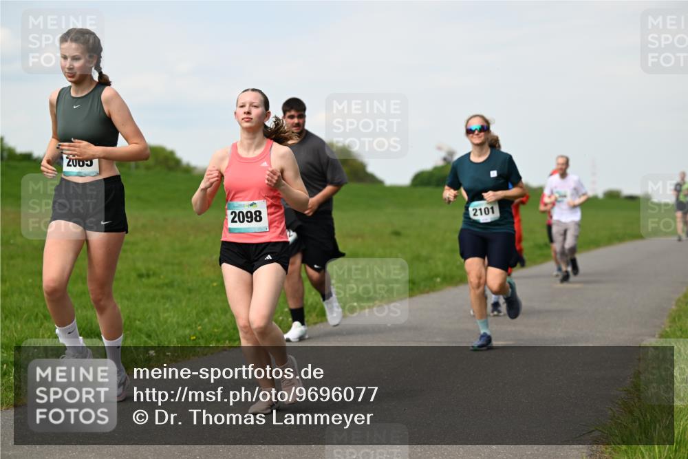 10.05.2026 - 8. Wedeler Halbmarathon Dr. Thomas Lammeyer http://msf.ph/oto/9696077 10.05.2026 11:23:09 Laufen 2098, 2101 meine-sportfotos.de