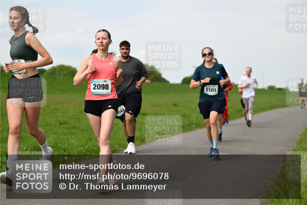 10.05.2026 - 8. Wedeler Halbmarathon Dr. Thomas Lammeyer http://msf.ph/oto/9696078 10.05.2026 11:23:10 Laufen 2098, 042, 2101 meine-sportfotos.de
